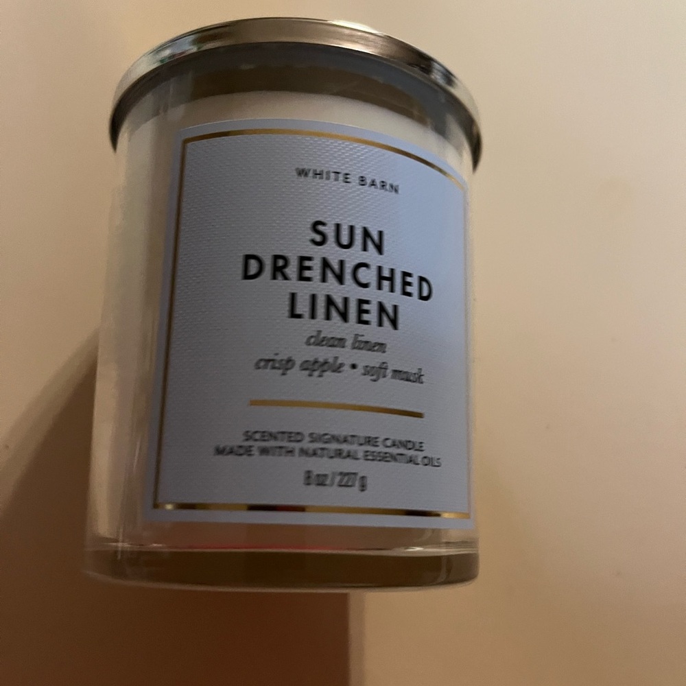 Bath & Body Works Single Wick Candle. Sun Drenched Linen. - Picture 1 of 3